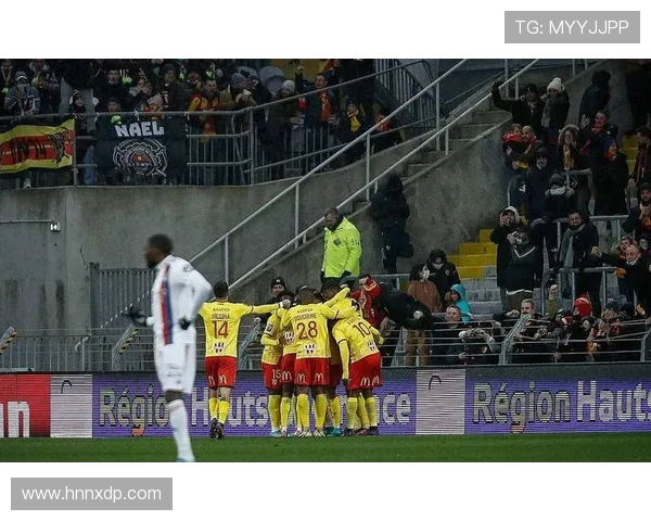 马赛逐渐崛起挑战巴黎在法甲联赛中的绝对统治地位展现强劲实力